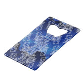 White Lace on Swirling Blues Abstract Creditkaart Flessenopener (Voorkant Gekanteld)