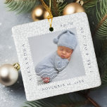 White Lace Postage Stamp Photo Lijst Birth Keramisch Ornament<br><div class="desc">Minimale en elegante foto's en geboorte Stats keepomwille foto's ornament. Het ontwerp kenmerkt een elegante faux witte kant achtergrond. eenvoudig minimaal ontwerp met een ontwerp van het lijst van de poststadiumfoto om uw speciale foto van de baby te tonen. De Naam, datum, tijd en geboortestaat van de Baby worden getoond...</div>