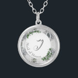 White Lace & Roos Leaves Monogramed Zilver Vergulden Ketting<br><div class="desc">Het ontwerp kenmerkt monogram in elegante zilvertekst die in centrum tegen een witte steun wordt getoond. De achtergrond kenmerkt het afbeelding van witte kant. De groene bladeren van het roos worden delicaat geplaatst bij de randen.</div>