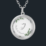 White Lace & Roos Leaves Monogramed Zilver Vergulden Ketting<br><div class="desc">Het ontwerp kenmerkt monogram in elegante zilvertekst die in centrum tegen een witte steun wordt getoond. De achtergrond kenmerkt het afbeelding van witte kant. De groene bladeren van het roos worden delicaat geplaatst bij de randen.</div>