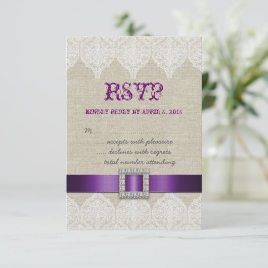 White Lace Rustic Wedding RSVP Paarse Linen Kaartje (Staand voorkant)
