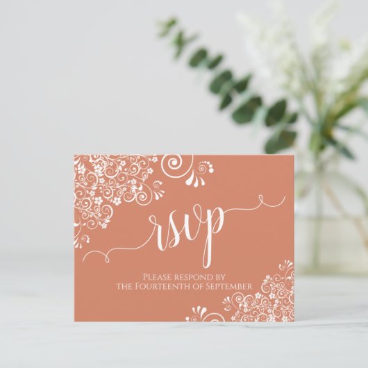 White Lace Script op Terracotta Coral Wedding RSVP Briefkaart (Staand voorkant)