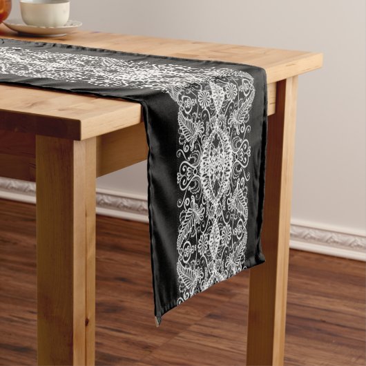 White Lace Short Table Runner Korte Tafelloper (Voorbeeld)