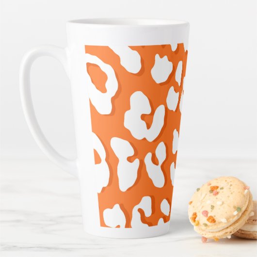 White Leopard Print Oranje Latte Mok (In situ)