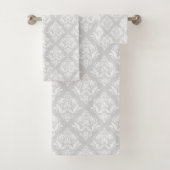 White & Light Gray Floral Damasks Pattern Bad Handdoek (Insitu)