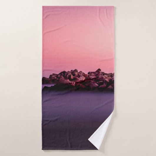 WHITE LIGHTHOUSE ON ROCKY SEASHORE BADHANDDOEK (Badhanddoek)