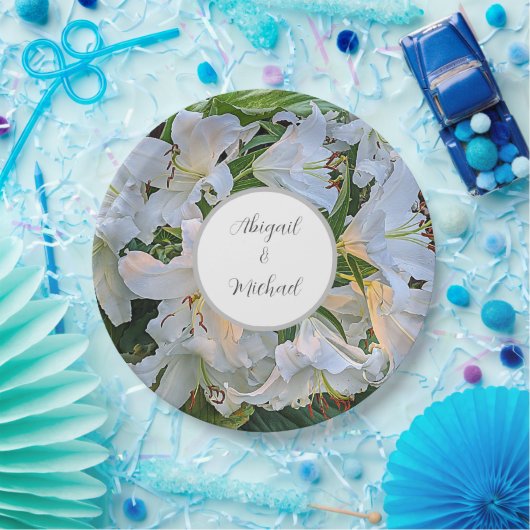 White Lilies Wedding Couple Names Floral Papieren Bordje (Feest)