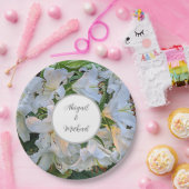 White Lilies Wedding Couple Names Floral Papieren Bordje (Feest)