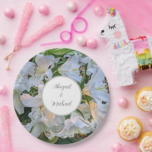 White Lilies Wedding Couple Names Floral Papieren Bordje (Feest)