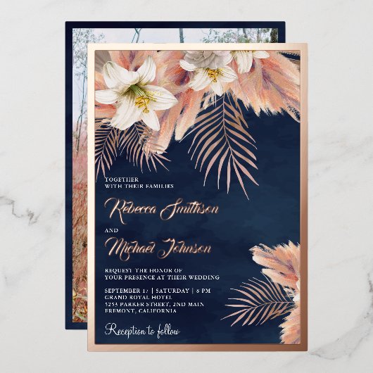 White Lily Boho Pampas Navy Blue Wedding Roos Gold Folie Uitnodiging (Voorkant / Achterkant)