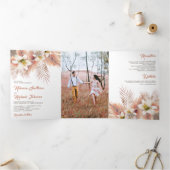 White Lily Floral Palm Earthy Pampas Wedding Drieluik Uitnodiging (Binnen)