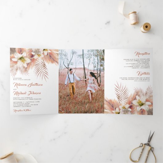 White Lily Floral Palm Earthy Pampas Wedding Drieluik Uitnodiging (Binnen)