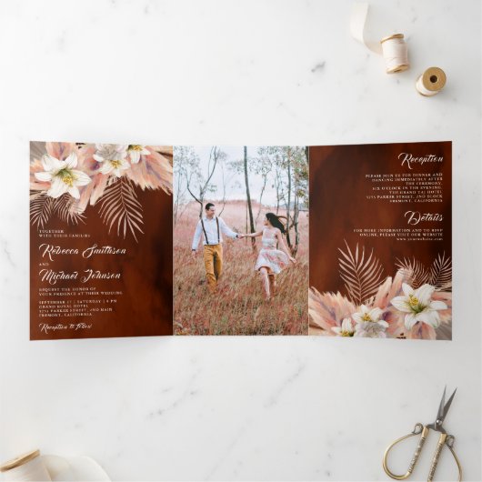 White Lily Floral Palm Pampas Burnt Sinaasappel We Drieluik Uitnodiging (Binnen)