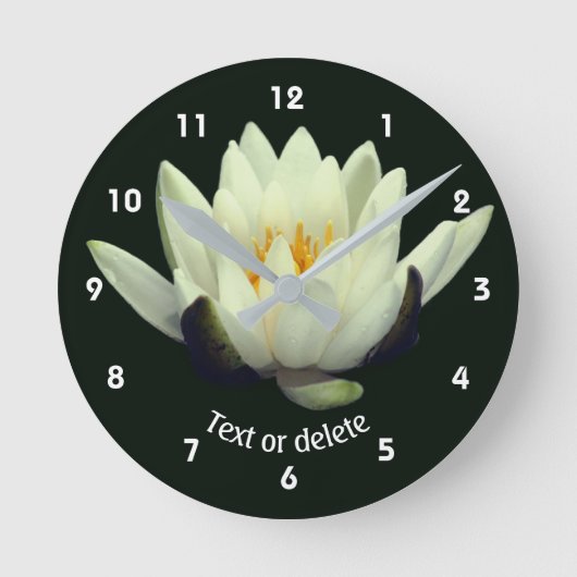 White Lotus Lily Flower Personalized Ronde Klok (Voorkant)