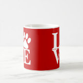 White LOVE Word Dog Paws Pattern op Red Background Koffiemok (Center)