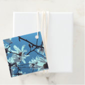 White Magnolia Bloom Blue Sky Bedankjes Labels (In situ)