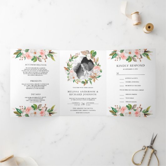 White Magnolia Blush Pink Floral Wreath Wedding Drieluik Uitnodiging (Binnen)