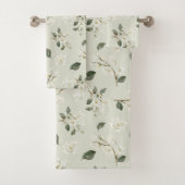 White Magnolia Waterverf Pattern Zee Foam Green Bad Handdoek (Insitu)