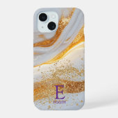 White marble chic gold glitter monogram iPhone 15 case (Achterkant)