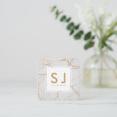 White Marble Gold Simple Moderne Interior Designer Vierkante Visitekaartje (Staand voorkant)
