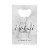 White Marble Modern Script Personalized Groomsmen Creditkaart Flessenopener (Voorkant)