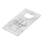 White Marble Modern Script Personalized Groomsmen Creditkaart Flessenopener (Voorkant Gekanteld)