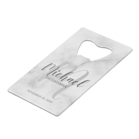 White Marble Modern Script Personalized Groomsmen Creditkaart Flessenopener (Voorkant Gekanteld)
