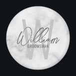 White Marble Modern Script Personalized Groomsmen Magneet<br><div class="desc">Modern Minimalistisch gepersonaliseerd monogram en naamgeschenken Dit ontwerp heeft een gepersonaliseerde naam in grijze moderne handschriftlettertypestijl en monogram in lichtgrijs moderne sans serif lettertypestijl als achtergrond, met een titel in grijze moderne sans serif lettertypestijl, op een witte marmeren achtergrond. Ook perfect voor beste man, bruidsmeisje, bruidsmeisjes en meer. Let op:...</div>