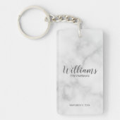 White Marble Modern Script Personalized Groomsmen Sleutelhanger (Voorkant)