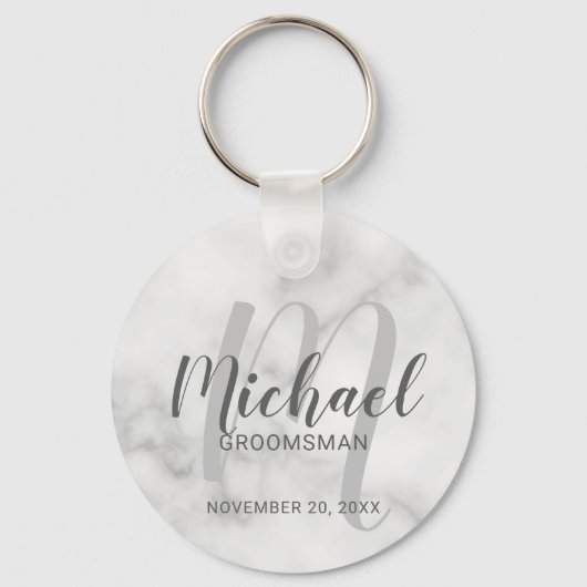 White Marble Modern Script Personalized Groomsmen Sleutelhanger (Voorkant)