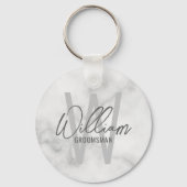 White Marble Modern Script Personalized Groomsmen Sleutelhanger (Voorkant)