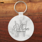 White Marble Modern Script Personalized Groomsmen Sleutelhanger (Voorkant)