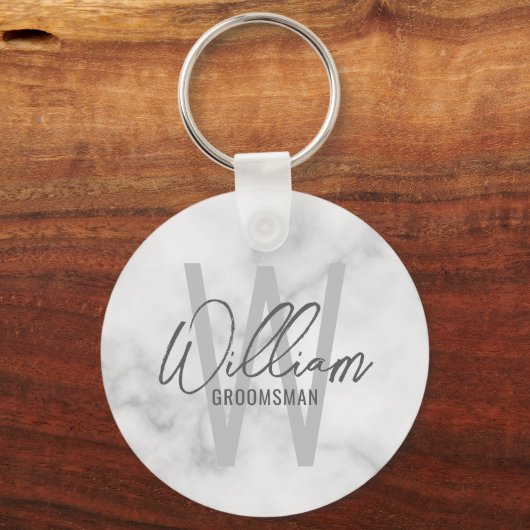 White Marble Modern Script Personalized Groomsmen Sleutelhanger (Voorkant)