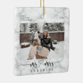 White Marble Mr. en Mrs First Married Kerstmis Keramisch Ornament (Rechts)