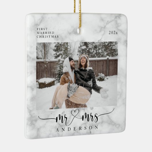 White Marble Mr. en Mrs First Married Kerstmis Keramisch Ornament (Rechts)