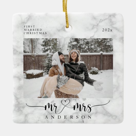 White Marble Mr. en Mrs First Married Kerstmis Keramisch Ornament (Voorkant)