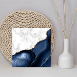 White marble Navy Blue Agate Gold Glitter Tegeltje<br><div class="desc">Elegant witte marmer en marineblauw agate,  getrimd met faux goudglitter in deze luxueuze keramische tegel.</div>