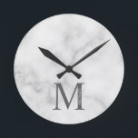 White Marble Persoonlijke Monogram en Naam Ronde Klok<br><div class="desc">Het gepersonaliseerde Monogram en het Ontwerp van de Naam kenmerken gepersonaliseerd monogram en naam in klassieke serif doopvontstijl. Let op: De marmeren details worden gesimuleerd in het kunstwerk. Bij de vervaardiging van dit product wordt geen marmer gebruikt.</div>