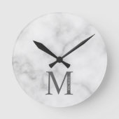 White Marble Persoonlijke Monogram en Naam Ronde Klok (Voorkant)