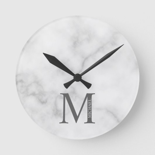 White Marble Persoonlijke Monogram en Naam Ronde Klok (Voorkant)
