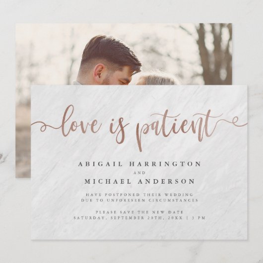 White marble & Roos Gold Script Love is Patient Kaart (Voorkant / Achterkant)