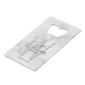 White Marble Script Specialized Groomsman's Name Creditkaart Flessenopener (Voorkant Gekanteld)