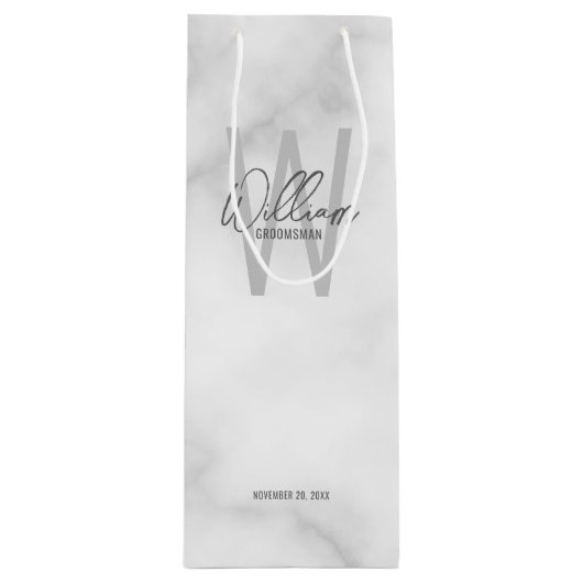White Marble Script Specialized Groomsman's Name Wijn Cadeautas (Voorkant)