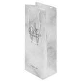White Marble Script Specialized Groomsman's Name Wijn Cadeautas (Voorkant Gekanteld)
