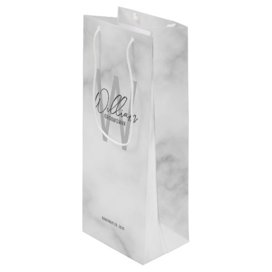 White Marble Script Specialized Groomsman's Name Wijn Cadeautas (Voorkant Gekanteld)