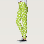 White Marigold Flower Silhouettes op Leaf Green Leggings (Links)