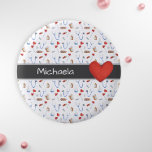White Medical Equipment Pattern en Red Heart Ronde Button 5,7 Cm<br><div class="desc">Kute personaliseer knoop met een achtergrond van een medisch materiaal. Van plakband, pillen, flessen tot blauwe stethoscopen. In de middelste voorzijde is er een brede grijze lijn met de witte tekst die u kunt personaliseren. Aan de rechterkant van de tekst staat een geïllustreerd rood hart. Pas verder aan als u...</div>
