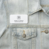 White Minimaal Logo | Personeelsbranding Naamplaatje (In situ)