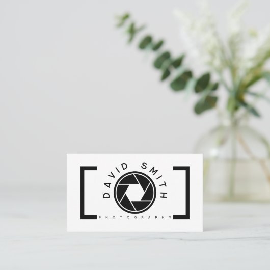 White Minimalist Camera Photographer Business Card Visitekaartje (Staand voorkant)