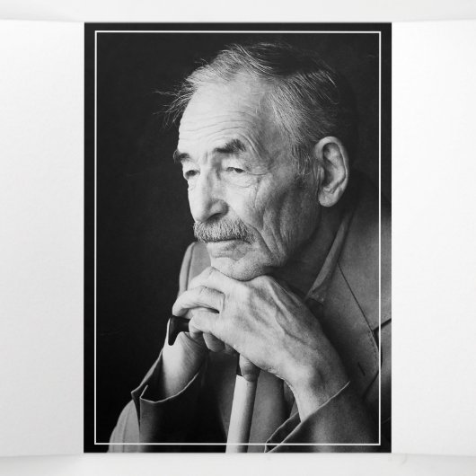 White minimalist Photo Funeral Drieluik Programma (Binnenkant midden)